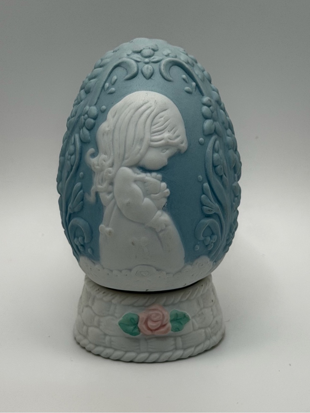 Vintage 1995 Enesco Precious Moments Praying Girl Blue Egg Figurine w/ Base